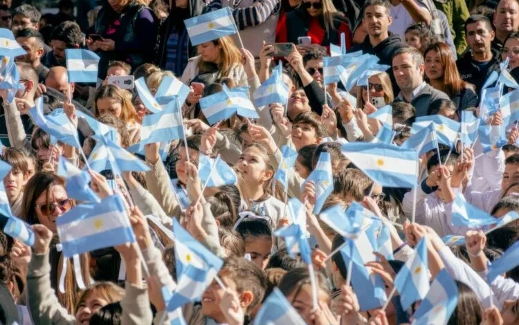 Estudiantes en una escuela cordobesa viendo un partido de fútbol
