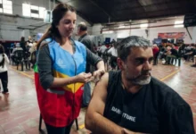 Personal de la Municipalidad de Córdoba atiende a vecinos en el barrio Maipú