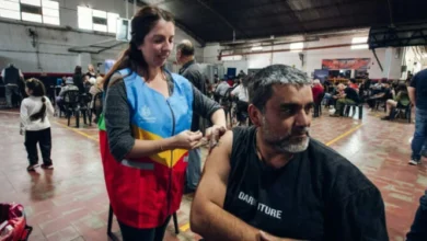 Personal de la Municipalidad de Córdoba atiende a vecinos en el barrio Maipú