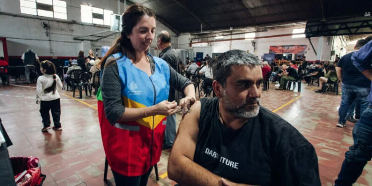 Personal de la Municipalidad de Córdoba atiende a vecinos en el barrio Maipú