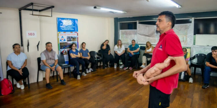 Imagen de un curso de RCP y primeros socorros en acción