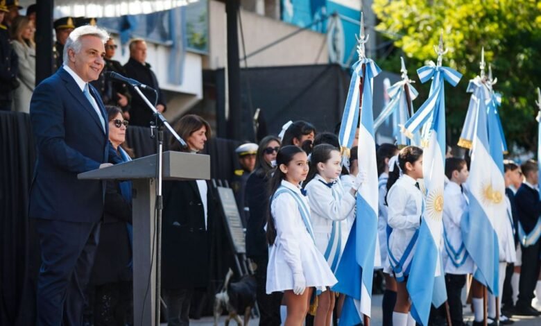Desfile cívico-militar en Bell Ville por el Día de la Bandera