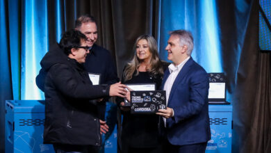 Gobernador Martín Llaryora entrega netbooks a directivos escolares