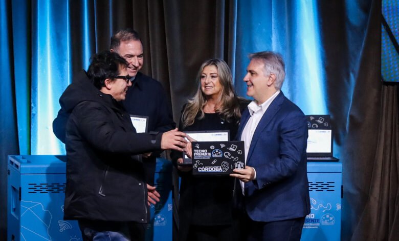 Gobernador Martín Llaryora entrega netbooks a directivos escolares