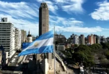 Imagen de Manuel Belgrano con la bandera argentina