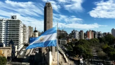 Imagen de Manuel Belgrano con la bandera argentina