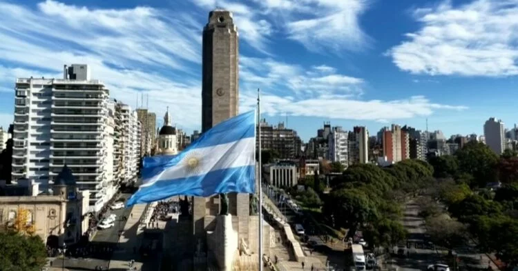 Imagen de Manuel Belgrano con la bandera argentina