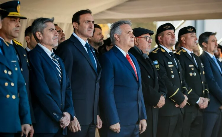Cadetes de fuerzas de seguridad jurando lealtad a la Bandera Nacional