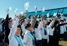 Estudiantes haciendo la Promesa de Lealtad a la Bandera en el estadio del Club Atlético Belgrano