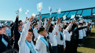 Estudiantes haciendo la Promesa de Lealtad a la Bandera en el estadio del Club Atlético Belgrano