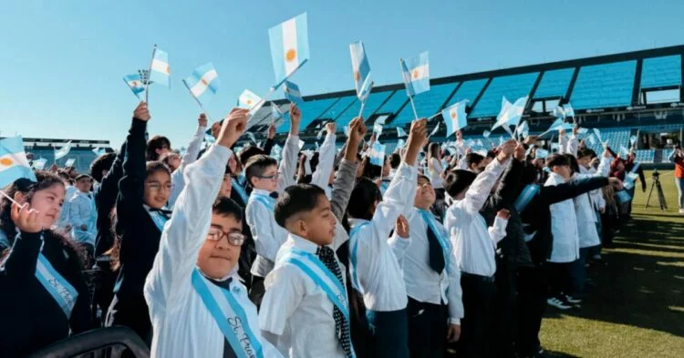 Estudiantes haciendo la Promesa de Lealtad a la Bandera en el estadio del Club Atlético Belgrano