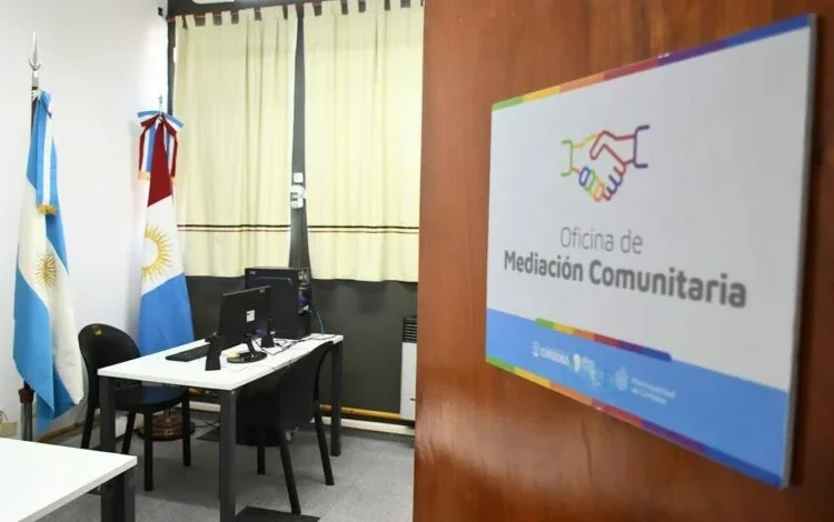 Imagen de personas participando en una sesión de mediación comunitaria