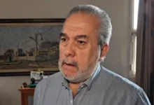Imagen de un médico explicando sobre la sífilis