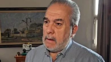Imagen de un médico explicando sobre la sífilis
