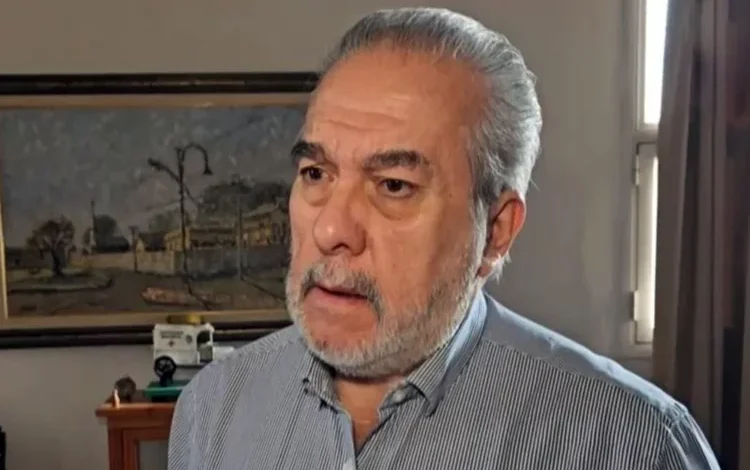 Imagen de un médico explicando sobre la sífilis