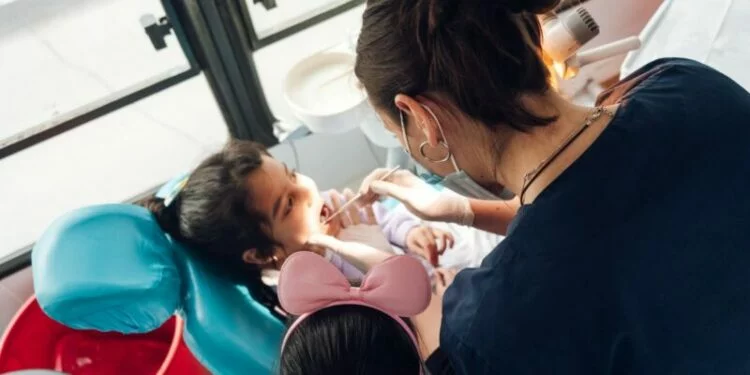 Móvil Odontológico Municipal en un barrio de Córdoba