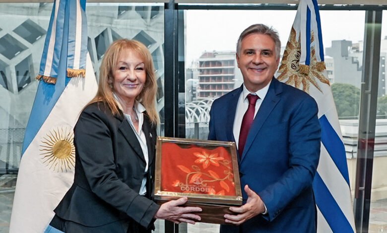 La vicepresidenta uruguaya, Carolina Cosse Garrido, en una reunión con el gobernador de la provincia de Córdoba, Martín Llaryora.
