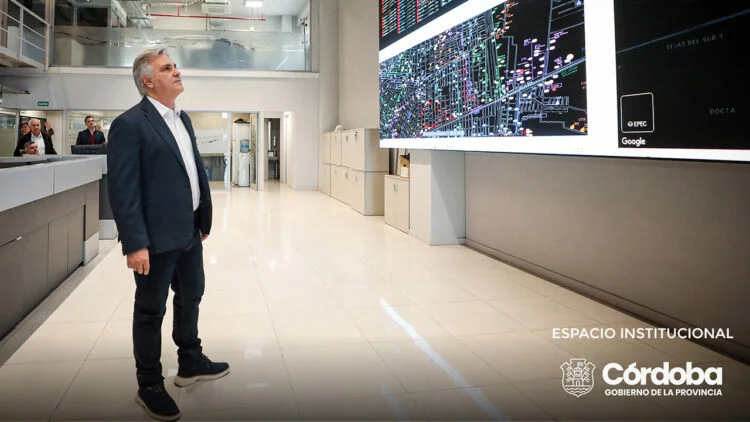 El gobernador Llaryora recorrió el Centro de Control de Alumbrado Público Inteligente en Córdoba