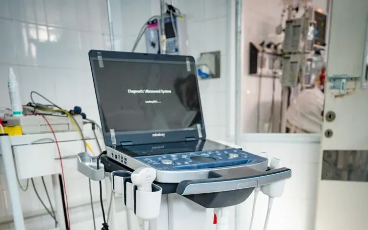Imagen del nuevo ecógrafo portátil en la Unidad de Terapia Intensiva del Hospital Córdoba