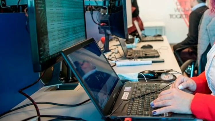 Imagen de una persona trabajando en una oficina