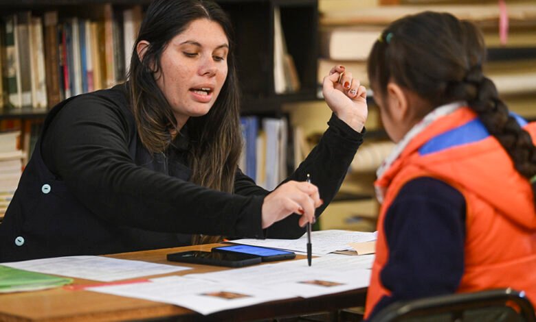 Imagen de estudiantes realizando la evaluación PRISMA FCL 2026