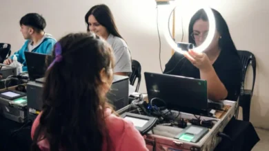 Personal municipal atendiendo a ciudadanos en el Operativo DNI