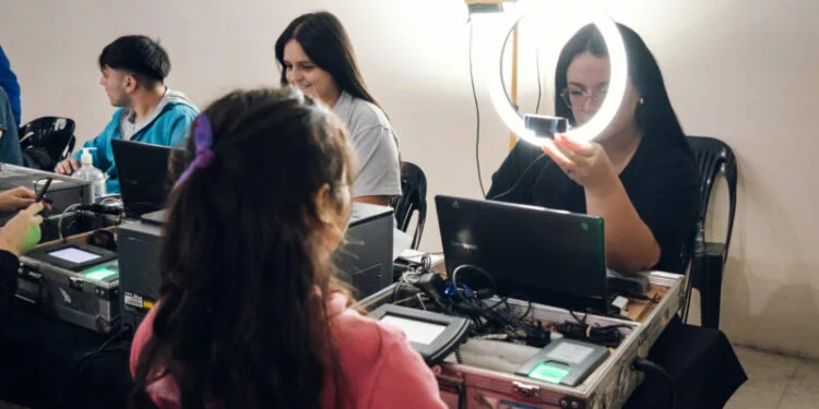 Personal municipal atendiendo a ciudadanos en el Operativo DNI
