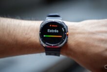Smartwatch sobre una fruta, demostrando la detección de pulso