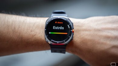 Smartwatch sobre una fruta, demostrando la detección de pulso