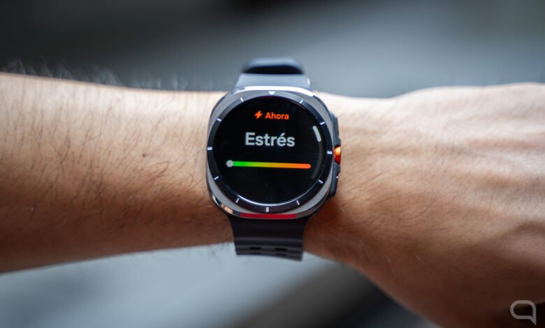 Smartwatch sobre una fruta, demostrando la detección de pulso