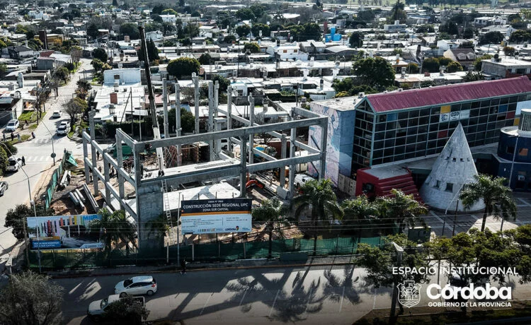 El gobernador Martín Llaryora durante la supervisión de las obras de la nueva sede de la Universidad Provincial de Córdoba