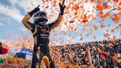 Facundo Chapur celebrando su victoria en el Autódromo Oscar Cabalén