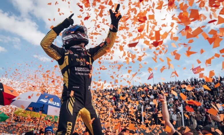 Facundo Chapur celebrando su victoria en el Autódromo Oscar Cabalén