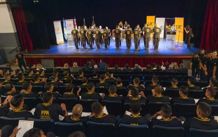 Estudiantes de la licenciatura en Seguridad Pública y Abordaje del Narcotráfico durante una sesión de clases