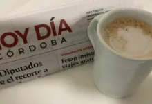 Imagen de un diario en papel sobre una mesa de desayuno