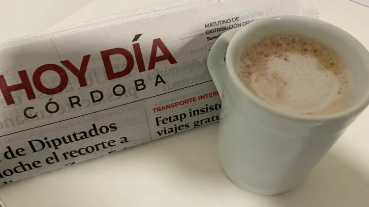 Imagen de un diario en papel sobre una mesa de desayuno