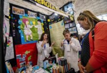 Estudiantes y docentes participantes en la Feria de Ciencias 'Alberto Maiztegui' mostrando sus proyectos