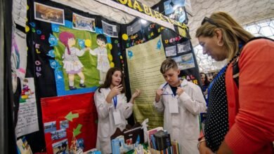 Estudiantes y docentes participantes en la Feria de Ciencias 'Alberto Maiztegui' mostrando sus proyectos