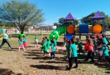 Niños y niñas participando en el Tren de la Salud