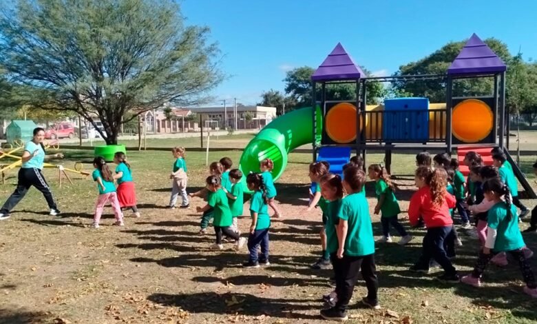 Niños y niñas participando en el Tren de la Salud