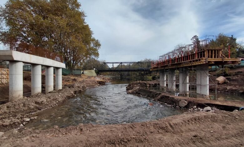 Construcción del nuevo puente en Santa Rosa de Calamuchita sobre el río Santa Rosa
