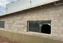 Trabajadores de La Lácteo protestan fuera de la empresa