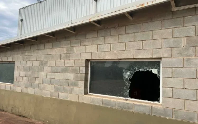 Trabajadores de La Lácteo protestan fuera de la empresa