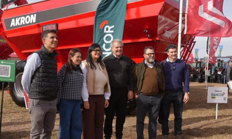 Imagen de la muestra Agroactiva en Armstrong, con stands y maquinaria agrícola