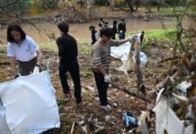 Jóvenes limpiando el río Suquía