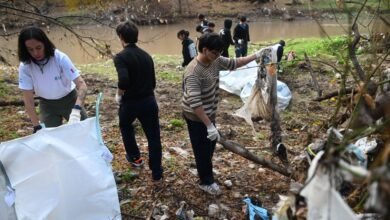 Jóvenes limpiando el río Suquía