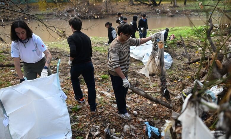 Jóvenes limpiando el río Suquía
