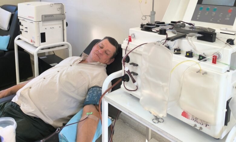 Persona donando plasma inmune con equipo médico