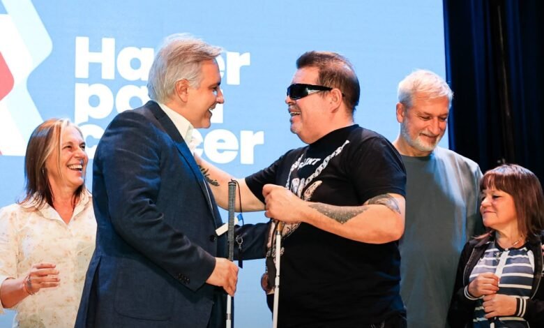 Entrega de dispositivos tecnológicos en el Teatro Municipal Comedia