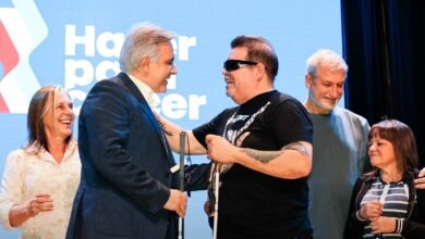 Persona con discapacidad visual utilizando un dispositivo tecnológico